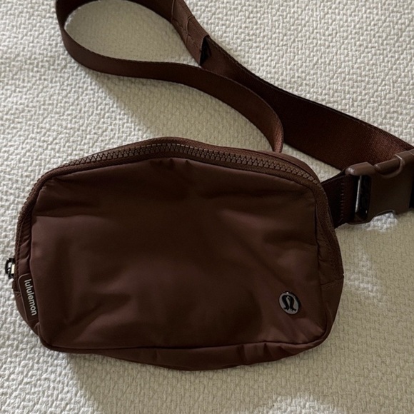 lululemon athletica Brown crossbody NWOT - Picture 2 of 3